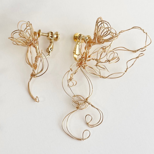 蔦い芽吹く生命力 (a) 」貼り付くtype / お花のワイヤーアクセサリー