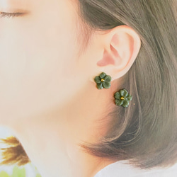小さなプルメリアのお花耳飾り（green） 4枚目の画像