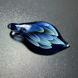 羽根のペンダントトップ　ブルー 3枚目の画像