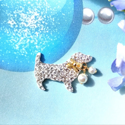 犬 の ブローチ  swarovski ビーズ使用 1枚目の画像