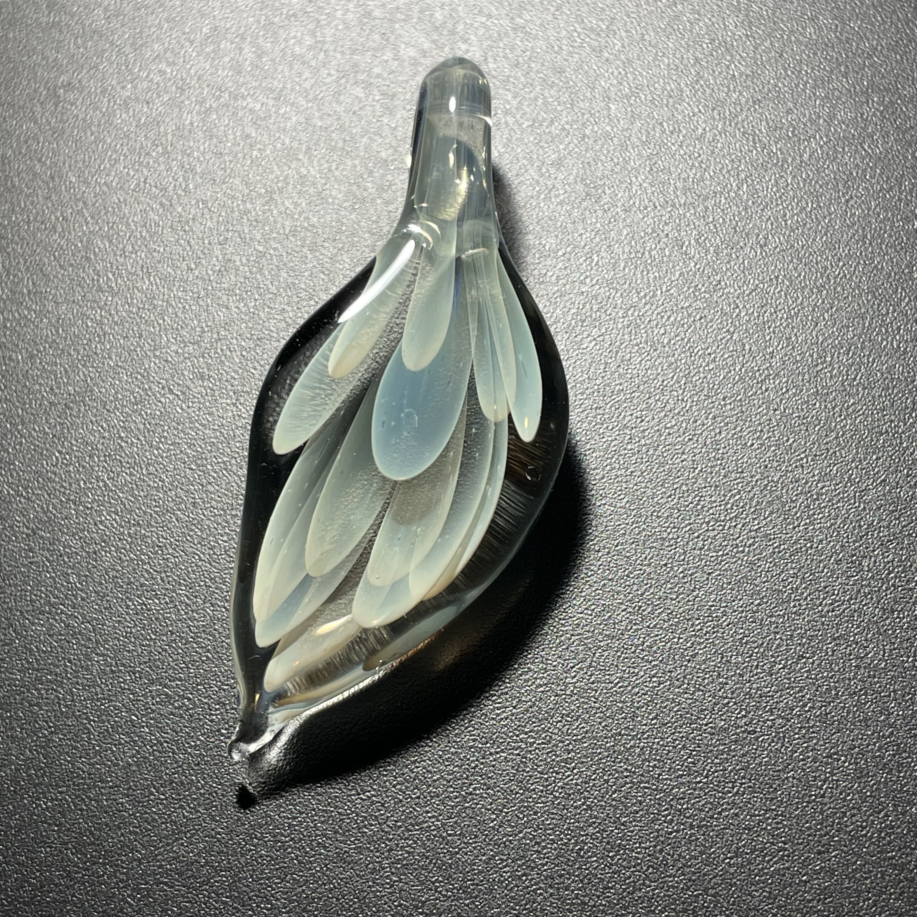 羽根のペンダントトップ　グレー