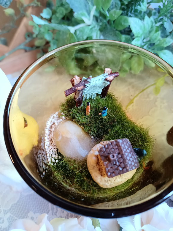 【癒し時・感】ブラウングラスの中の小さな世界　「森のお家　ある朝の風景」 2枚目の画像