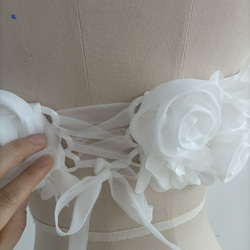 美容產品！灰白色重彩派對禮服花卉圖案繫帶新娘拳頭儀式 第4張的照片