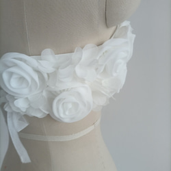 美容產品！灰白色重彩派對禮服花卉圖案繫帶新娘拳頭儀式 第5張的照片