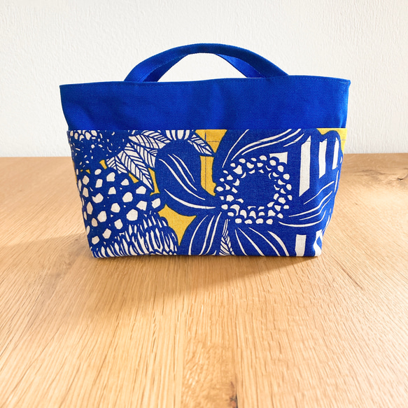 中が見やすい☆ミニトートにもなる布製バッグインバッグ　北欧風大きな花柄　［ブルー］ 1枚目の画像