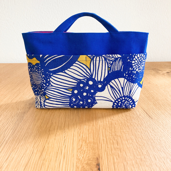 中が見やすい☆ミニトートにもなる布製バッグインバッグ　北欧風大きな花柄　［ブルー］ 2枚目の画像