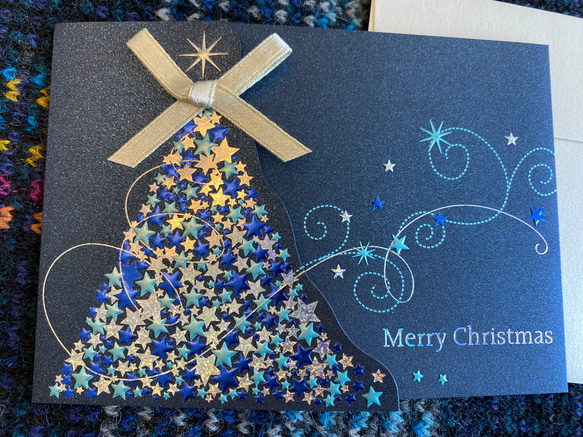 新柄入荷！イタリア製　大人のクリスマスカード『エンボス加工　きらきら箔押し　クリスマスツリー　ブルー』～リボン付き～ 1枚目の画像