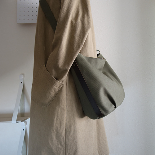 帆布の楕円底ショルダーバッグ ショート（カーキ） ショルダー