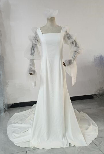 人気上昇！パフスリーブ ストレートライン オフホワイト ウエディングドレス  バックレス 結婚式/二次会