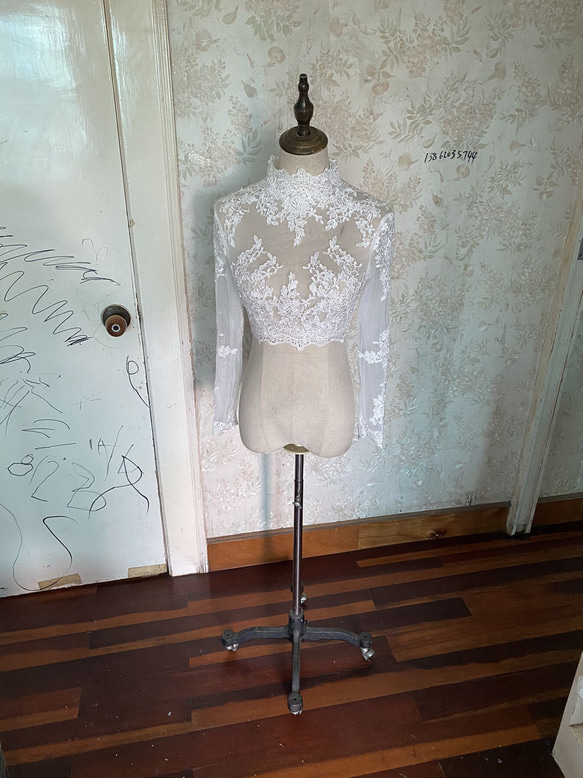 優雅包扣高領長袖上衣蕾絲波列羅婚紗可訂製 第1張的照片