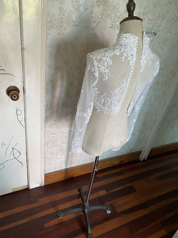 優雅包扣高領長袖上衣蕾絲波列羅婚紗可訂製 第2張的照片