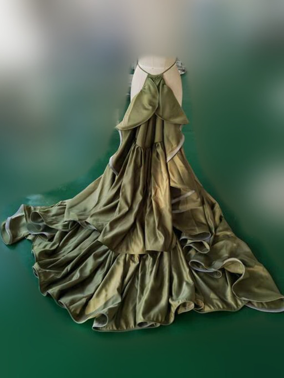 高品質！綠色、豐滿、柔軟的背帶，華麗拖尾，新娘/伴娘 第1張的照片