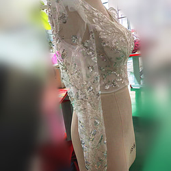 優雅波萊羅 3D 3D 蕾絲刺繡 V 領胸罩上衣 優雅透明長袖珍珠包扣新娘/婚禮 第2張的照片