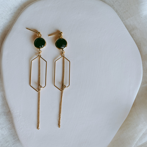 大ぶりロングブラック×ゴールドサージカルピアス／イヤリング おおぶり