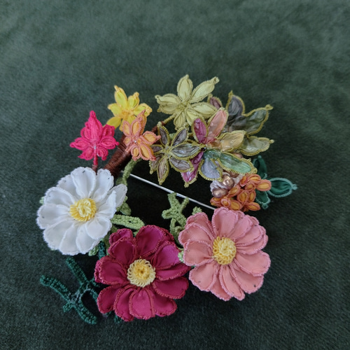 専用 ピクウェ ブローチ 蔦と唐花リボン