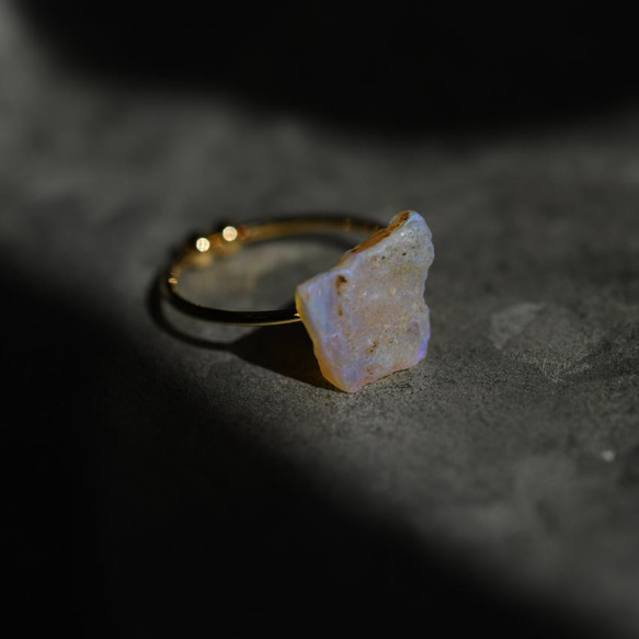 【一点物】 ブラックオパール リング 指輪 フリーサイズ 原石 鉱物 天然石 (No.2424) 1枚目の画像