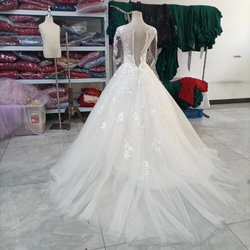 華やか オフホワイト ウエディングドレス ビジュー Vネック 3D立体レース刺繍 長袖 背中見せ リボントレーン 花嫁 15枚目の画像