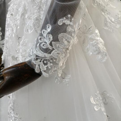 華やか オフホワイト ウエディングドレス ビジュー Vネック 3D立体レース刺繍 長袖 背中見せ リボントレーン 花嫁 9枚目の画像