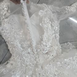 華やか オフホワイト ウエディングドレス ビジュー Vネック 3D立体レース刺繍 長袖 背中見せ リボントレーン 花嫁 19枚目の画像