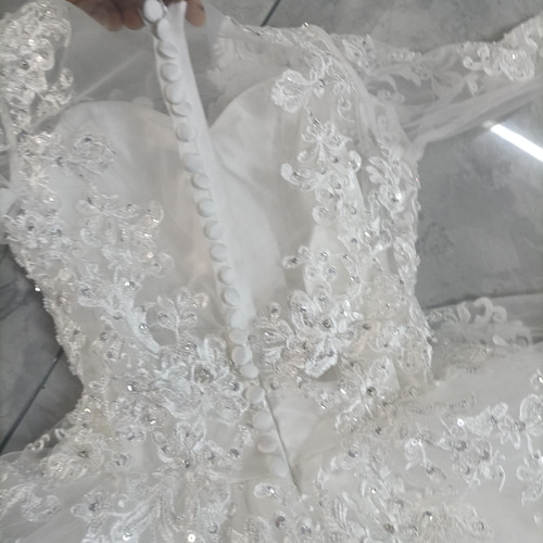 華やか オフホワイト ウエディングドレス ビジュー Vネック 3D立体  