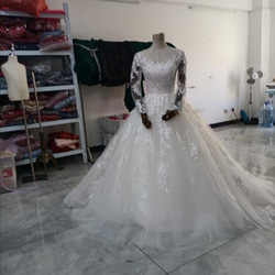華やか オフホワイト ウエディングドレス ビジュー Vネック 3D立体レース刺繍 長袖 背中見せ リボントレーン 花嫁 3枚目の画像