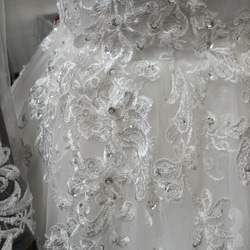 華やか オフホワイト ウエディングドレス ビジュー Vネック 3D立体レース刺繍 長袖 背中見せ リボントレーン 花嫁 7枚目の画像
