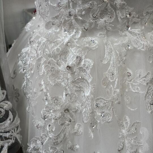 華やか オフホワイト ウエディングドレス ビジュー Vネック 3D立体  