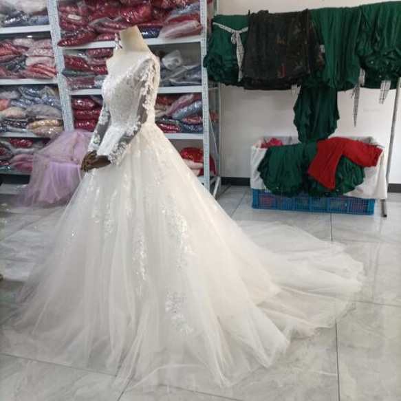 華やか オフホワイト ウエディングドレス ビジュー Vネック 3D立体レース刺繍 長袖 背中見せ リボントレーン 花嫁 11枚目の画像
