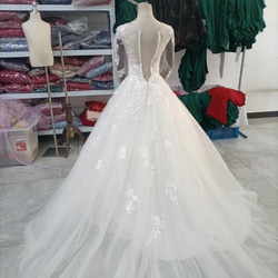 華やか オフホワイト ウエディングドレス ビジュー Vネック 3D立体レース刺繍 長袖 背中見せ リボントレーン 花嫁 16枚目の画像