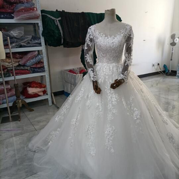 華やか オフホワイト ウエディングドレス ビジュー Vネック 3D立体レース刺繍 長袖 背中見せ リボントレーン 花嫁 1枚目の画像