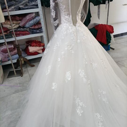 華やか オフホワイト ウエディングドレス ビジュー Vネック 3D立体レース刺繍 長袖 背中見せ リボントレーン 花嫁 17枚目の画像