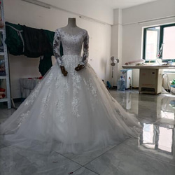 華やか オフホワイト ウエディングドレス ビジュー Vネック 3D立体レース刺繍 長袖 背中見せ リボントレーン 花嫁 4枚目の画像