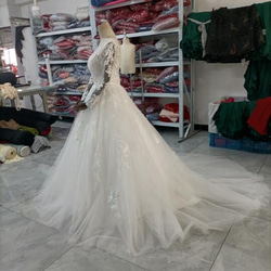 華やか オフホワイト ウエディングドレス ビジュー Vネック 3D立体レース刺繍 長袖 背中見せ リボントレーン 花嫁 12枚目の画像