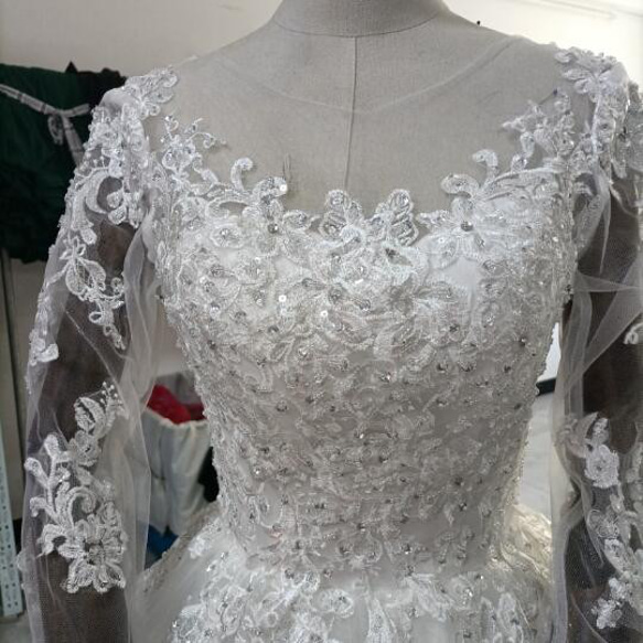 華やか オフホワイト ウエディングドレス ビジュー Vネック 3D立体レース刺繍 長袖 背中見せ リボントレーン 花嫁 5枚目の画像