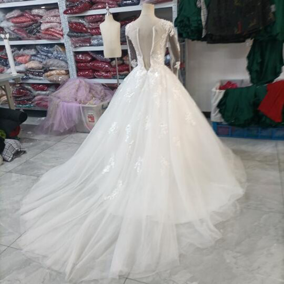 華やか オフホワイト ウエディングドレス ビジュー Vネック 3D立体レース刺繍 長袖 背中見せ リボントレーン 花嫁 2枚目の画像