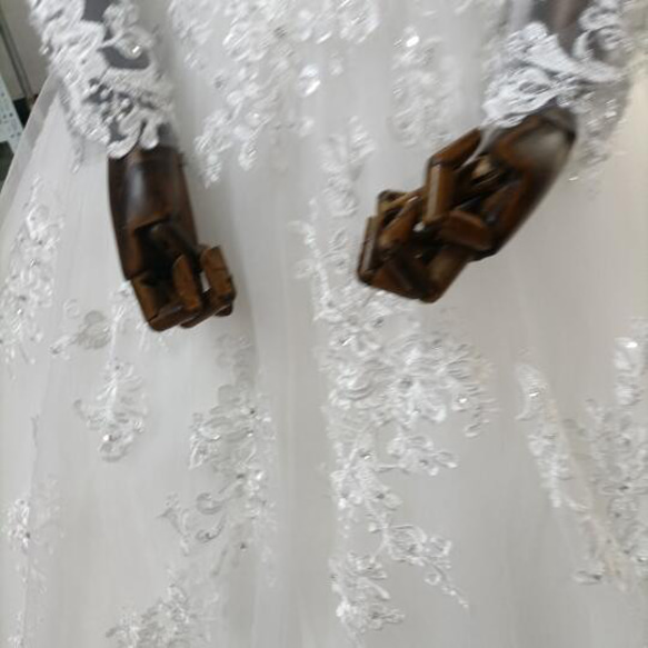 華やか オフホワイト ウエディングドレス ビジュー Vネック 3D立体レース刺繍 長袖 背中見せ リボントレーン 花嫁 8枚目の画像