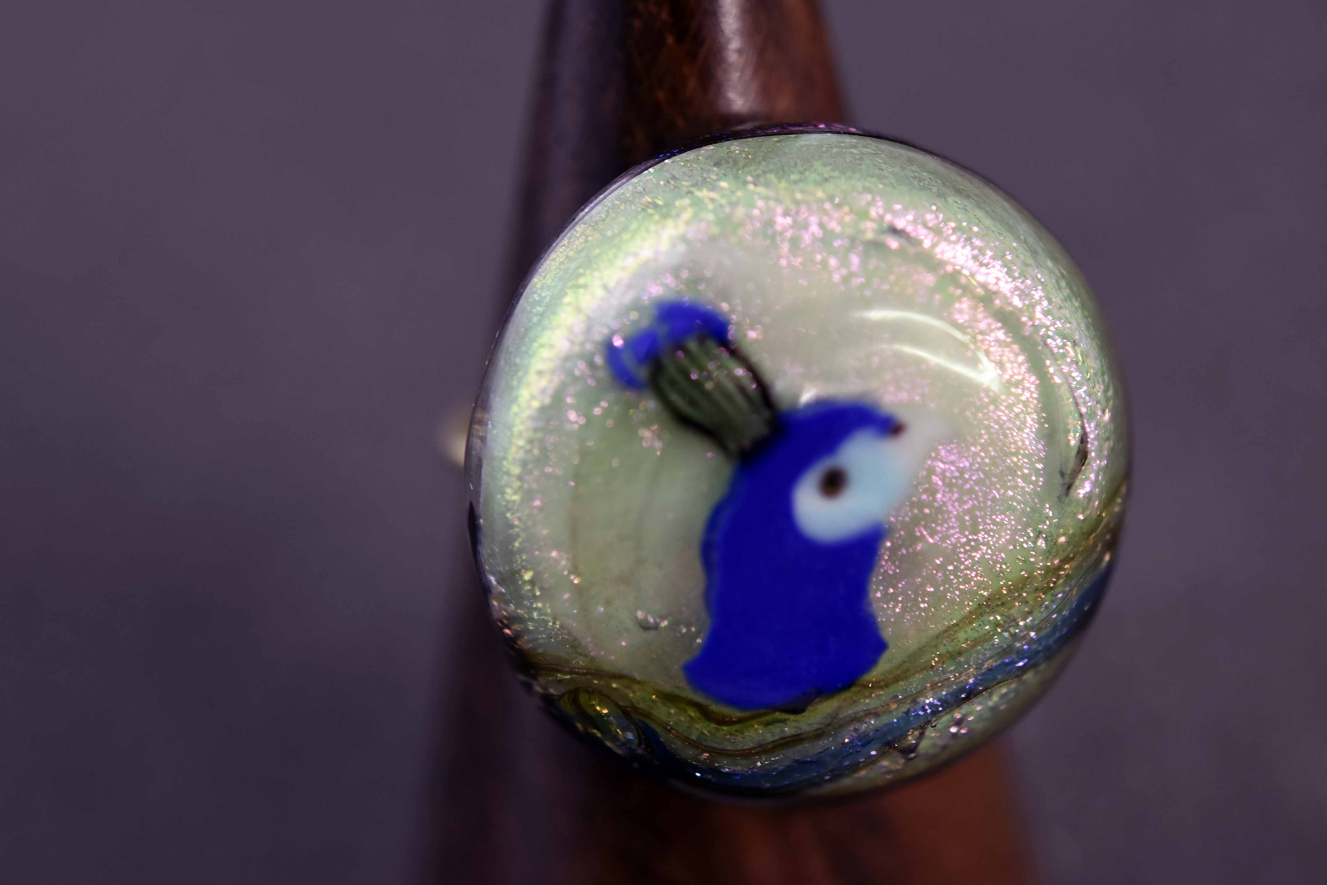 クジャク　ガラス工芸家の創作した一点物のガラスの指輪。ｙ1985-452　ガラスリング、ハンドメイド