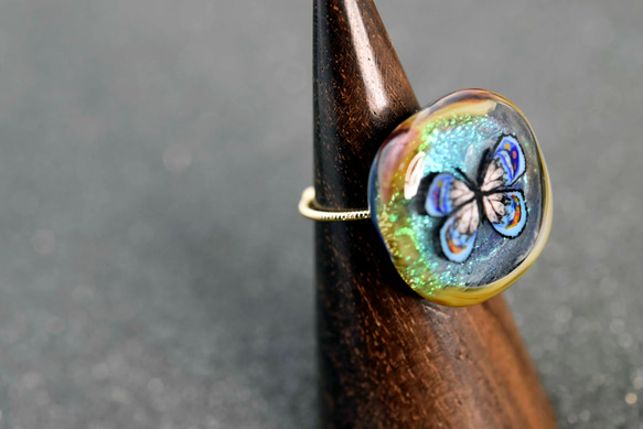 蝶　ガラス工芸家の創作した一点物のガラスの指輪。ｙ1990-452　ガラスリング、ハンドメイド 3枚目の画像