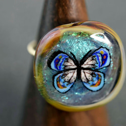 蝶　ガラス工芸家の創作した一点物のガラスの指輪。ｙ1990-452　ガラスリング、ハンドメイド 1枚目の画像