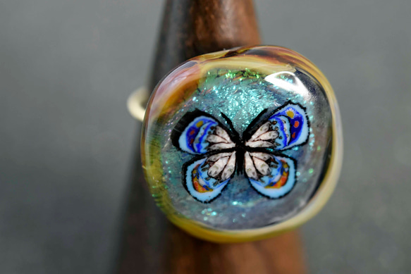 蝶　ガラス工芸家の創作した一点物のガラスの指輪。ｙ1990-452　ガラスリング、ハンドメイド 1枚目の画像