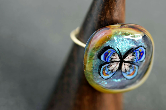 蝶　ガラス工芸家の創作した一点物のガラスの指輪。ｙ1990-452　ガラスリング、ハンドメイド 2枚目の画像