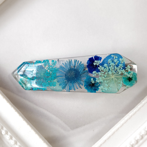 ヘアクリップ   鉱石レジン ドライフラワー handmade 青と水色のドライフラワー達のレジンのヘアクリップ ヘアクリップ