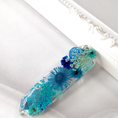 【N.441】ハンドメイドヘアクリップ　花　レジン 青と水色のドライフラワー達のレジンのヘアクリップ ヘアクリップ