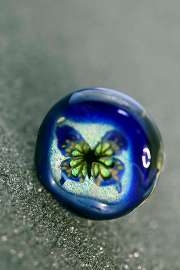 蝶　ガラス工芸家の創作した一点物のガラスの指輪。ｙ1986-452　ガラスリング、ハンドメイド 1枚目の画像
