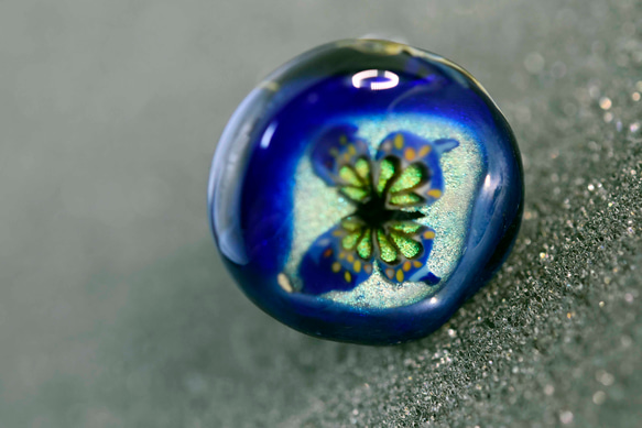 蝶　ガラス工芸家の創作した一点物のガラスの指輪。ｙ1986-452　ガラスリング、ハンドメイド 2枚目の画像