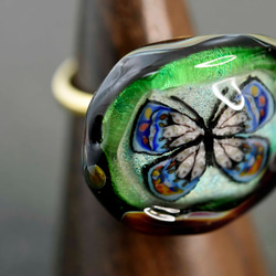 蝶　ガラス工芸家の創作した一点物のガラスの指輪。ｙ1988-452　ガラスリング、ハンドメイド 1枚目の画像