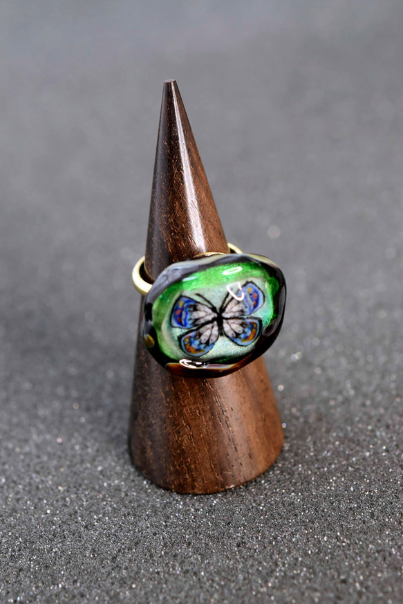 蝶　ガラス工芸家の創作した一点物のガラスの指輪。ｙ1988-452　ガラスリング、ハンドメイド 2枚目の画像
