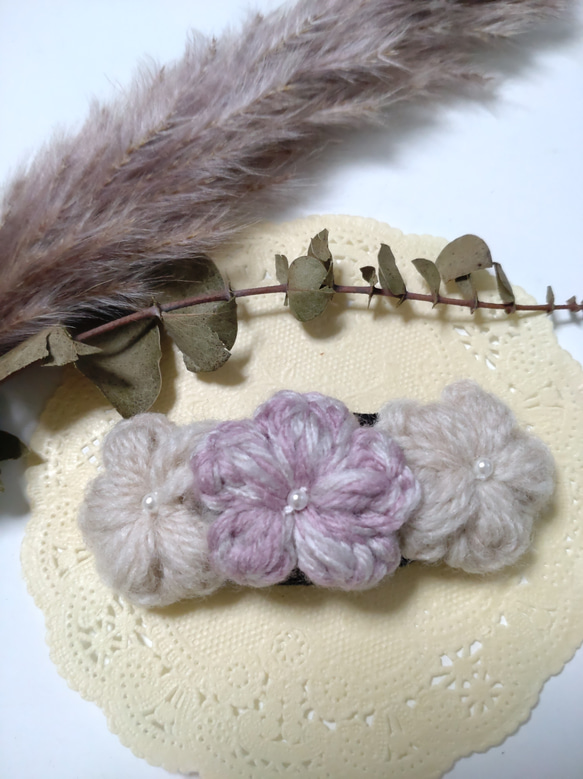 ふわふわ お花のパッチンピン ピンクマーブル&ベージュ 毛糸 ヘアピン