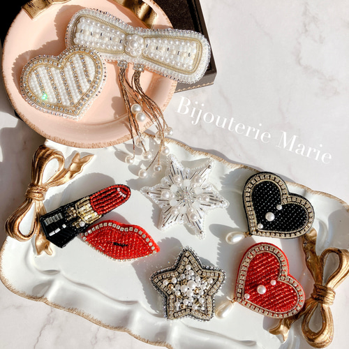 ビーズ刺繍 ✳︎大人ハートx揺れる雫パールのブローチ(レッド