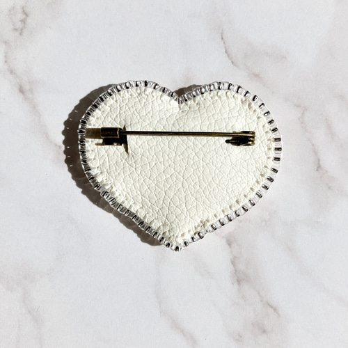 ビーズ刺繍 ✳︎キラキラストライプハートのブローチ＊ ブローチ